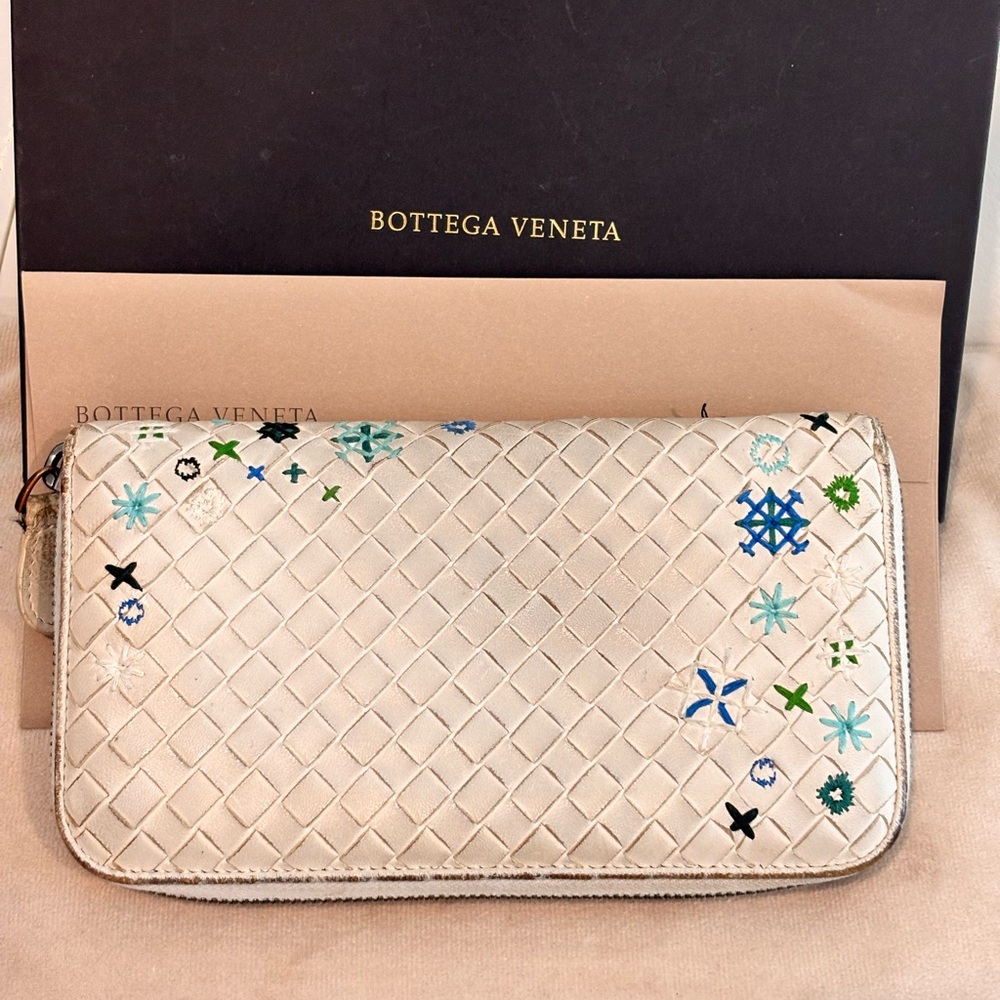 Bottega Veneta RARE ‘Meadow’ White Embroidered Intrecciato Flower Wallet W/ Box - Picture 6 of 15